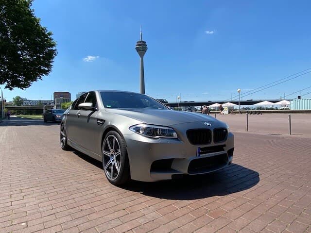 Dieses Foto zeigt den BMW M5 aus der Baureihe F10, mit dem sehr leistungsstarken S63B44-V8 Triebwerk und 600 PS, der aktuell bei My Next Classic zum Verkauf angeboten wird. Bei dem Fahrzeug aus dem Jahr 2014 handelt es sich um eine „30 Jahre M5 Sonderedition“. Der BMW ist erst 22.500 km gelaufen, ist in einem erstklassigen, neuwertigen Zustand und verfügt über einige Sonderausstattungen. Mit dieser Ausstattung und der zeitlosen Farbe Frozen Dark Silver metallic wurden nur 300 Exemplare gebaut und es wurden nur 43 Fahrzeuge davon nach Deutschland ausgeliefert.