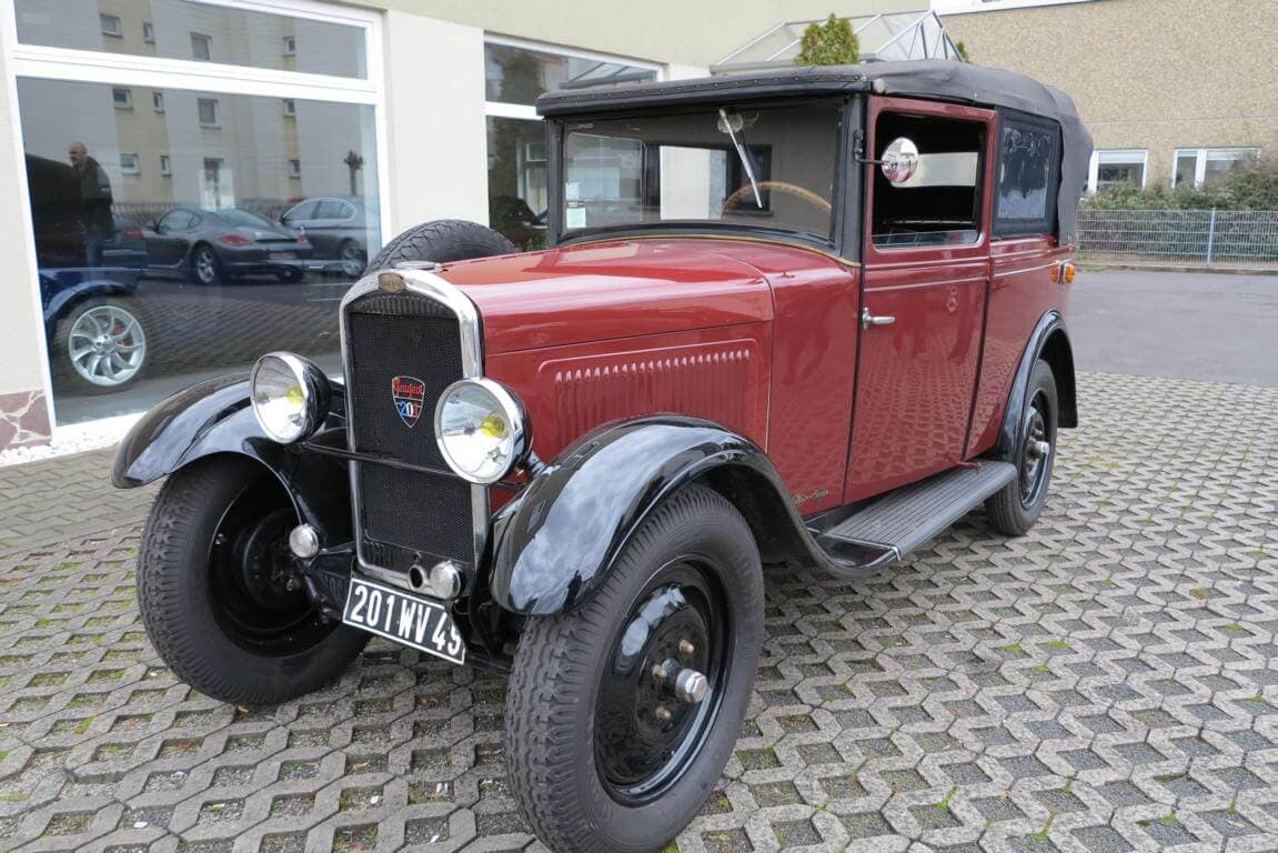 Dieses Foto zeigt das Peugeot 201 Torpedo Commercial Cabriolet, einen Oldtimer aus dem Jahr 1930, das aktuell bei My Next Classic zum Verkauf angeboten wird. Mechanik und Karosserie dieses Vorkriegmodells wurden vor einigen Jahren restauriert. Motor und Interieur sind in sehr gutem Zustand.