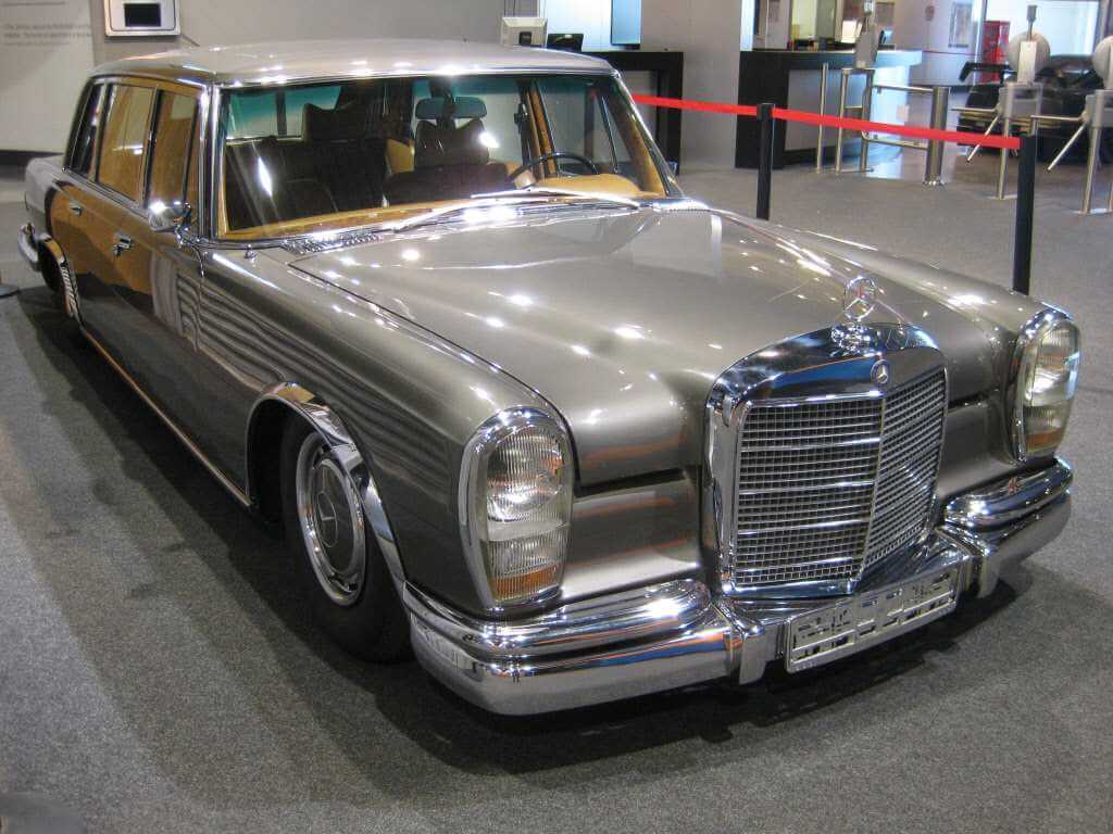 Dieses Foto zeigt den Mercedes-Benz 600 W100, einen Oldtimer aus dem Jahr 1975, der aktuell bei My Next Classic zum Verkauf angeboten wird. Nur 2677 Exemplare gibt es von dieser berühmten Staatslimousine, in der zu ihrer Zeit viele Politiker, der Papst, John Lennon oder auch die britische Königin Elisabeth II unterwegs waren.