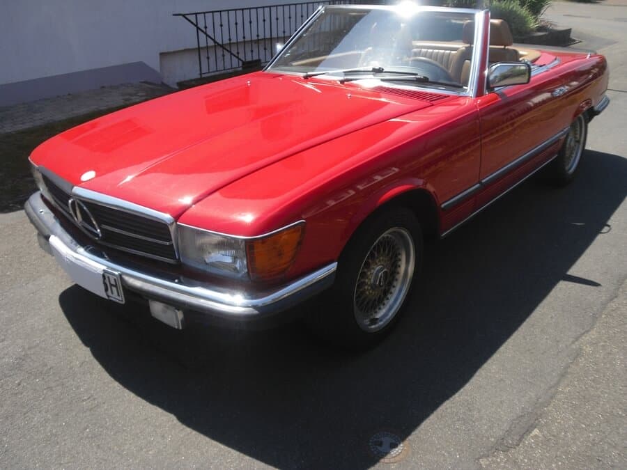 Dieses Foto zeigt den Mercedes-Benz 500 SL aus der Baureihe R107, einen Oldtimer aus dem Jahr 1984, der aktuell bei My Next Classic zum Verkauf angeboten wird. Ein aktuelles Gutachten bescheinigt dem Cabrio die Note 2. Es verfügt über einige besondere Sonderausstattungen wie AMG Lenkrad und AMG Schriftzug am Heckdeckel, elektrisch verstellbare Recaro-Sportsitze, dezenter Spoiler auf dem Heckdeckel sowie BBS Felgen (Bicolor) im Kreuzspeichendesign.