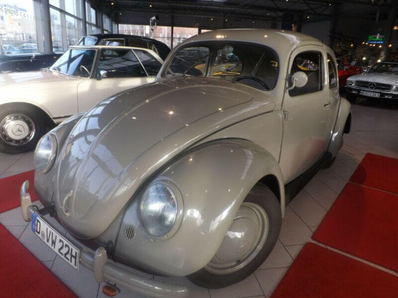 Dieses Foto zeigt den VW Käfer Typ 11, einen Oldtimer aus dem Jahr 1949, der aktuell bei My Next Classic zum Verkauf angeboten wird. Dieser typische "Brezelkäfer" hat einen prominenten Vorbesitzer, Florian Schneider-Esleben der Band Kraftwerk. Mit erst 66.315 gefahrenen Kilometern befindet sich der Käfer in erstklassigem Zustand.