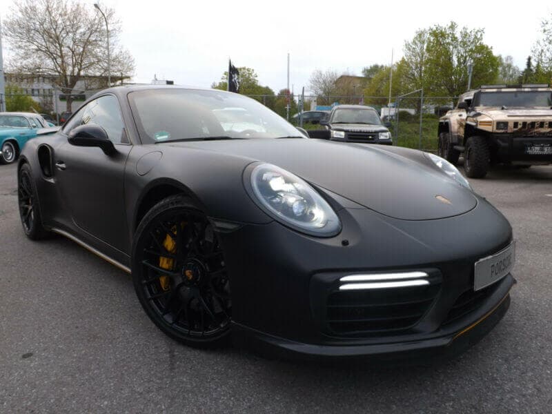 Dieses Foto zeigt den Porsche 991.2 Turbo S aus dem Jahr 2017, der aktuell bei My Next Classic zum Verkauf angeboten wird. Die Leistung dieses Sportwagens wurde von der Firma Tech-Art auf ca. 700PS gesteigert. Diverse Sonderausstattung, Keramik-Bremsanlage, Carbon-Ausstattung und „Porsche approved Garantie“ machen dieses Fahrzeug zu etwas Besonderem.