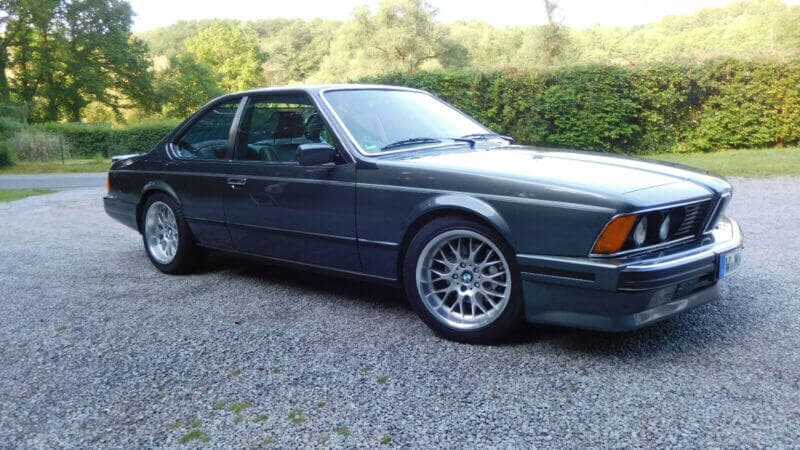 Dieses Foto zeigt den BMW M635CSi, einen Oldtimer aus dem Jahr 1987, der aktuell bei My Next Classic zum Verkauf angeboten wird. Dieser sehr gut erhaltene BMW 635 CSI überzeugt durch die traumhafte Farbkombination, eine umfassende Dokumentation und seine 260PS.