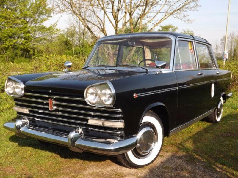 Dieses Foto zeigt den Fiat 2100, einen Oldtimer aus dem Jahr 1959, der aktuell bei My Next Classic zum Verkauf angeboten wird. Es handelt sich hierbei um ein sensationelles Unikat - das damalige Dienstfahrzeug von Papst Johannes XXIII.