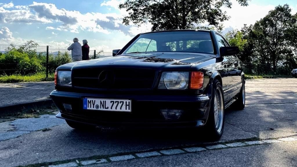 Dieses Foto zeigt den Mercedes-Benz 500 SEC 6.0 AMG, einen Oldtimer aus dem Jahr 1985, der aktuell bei My Next Classic zum Verkauf angeboten wird. Das Fahrzeug ist aus erster Hand und in einem traumhaften Zustand.