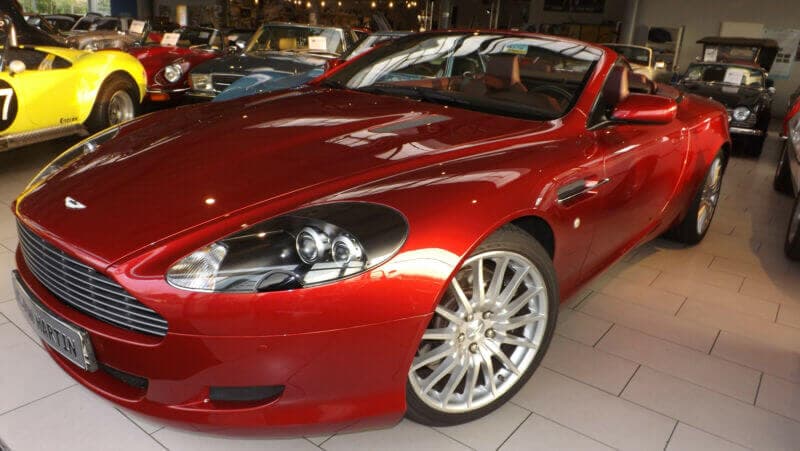 Dieses Foto zeigt den Aston Martin DB9 Volante, einen Youngtimer aus dem Jahr 2008, der aktuell bei My Next Classic zum Verkauf angeboten wird. Es handelt sich um ein scheckheftgepflegtes, unverwechselbares Einzelstück, welches speziell für eine Fahrzeugpräsentation auf einer Automesse gebaut wurde.
