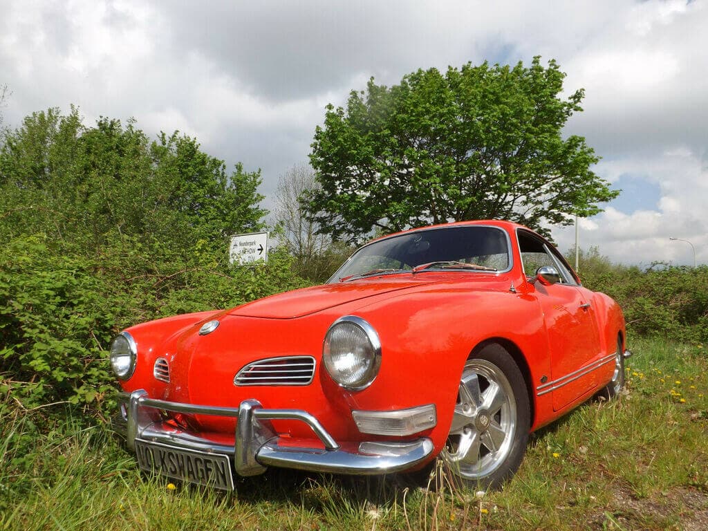 Dieses Foto zeigt den Volkswagen 1500 Karmann Ghia (Typ 14), einen Oldtimer aus dem Jahr 1970, der aktuell bei My Next Classic zum Verkauf angeboten wird. Das Fahrzeug ist komplett restauriert und in vielen Details modifiziert, so dass man hier keinen Karmann Ghia „von der Stange“, sondern das „Nonplusultra“ eines veredelten klassischen „Volkswagen-Sportwagens“ bekommt.