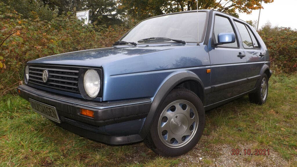 Dieses Foto zeigt den Volkswagen Golf II, einen Oldtimer aus dem Jahr 1989, der aktuell bei My Next Classic zum Verkauf angeboten wird. Es handelt sich um eine Sonderanfertigung für Berti Vogts. Ein einmaliges Fahrzeug im Originalzustand, völlig ungeschweißt und mit makellosem Motorraum.