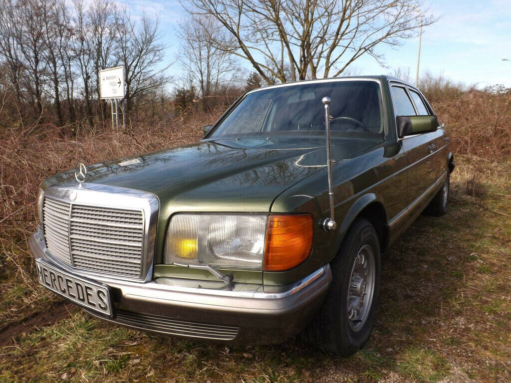 Dieses Foto zeigt den Mercedes-Benz 380SE, einen Oldtimer aus dem Jahr 1980, der aktuell bei My Next Classic zum Verkauf angeboten wird. Das Fahrzeug der begehrten Baureihe W126 ist in nahezu neuwertigem Zustand und hat einen prominenten Vorbesitzer: Fürst Rainier von Monaco – Ehemann der berühmten amerikanischen Hollywood Schauspielerin Grace Kelly.