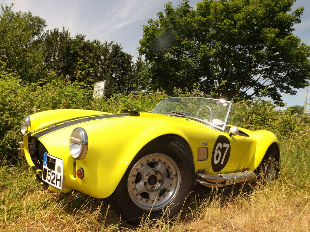 Dieses Foto zeigt den Cobra Shelby 427, einen Oldtimer aus dem Jahr 1985, der aktuell bei My Next Classic zum Verkauf angeboten wird. Der Straßenrennwagen ist frisch renoviert und nur 438 km gelaufen.