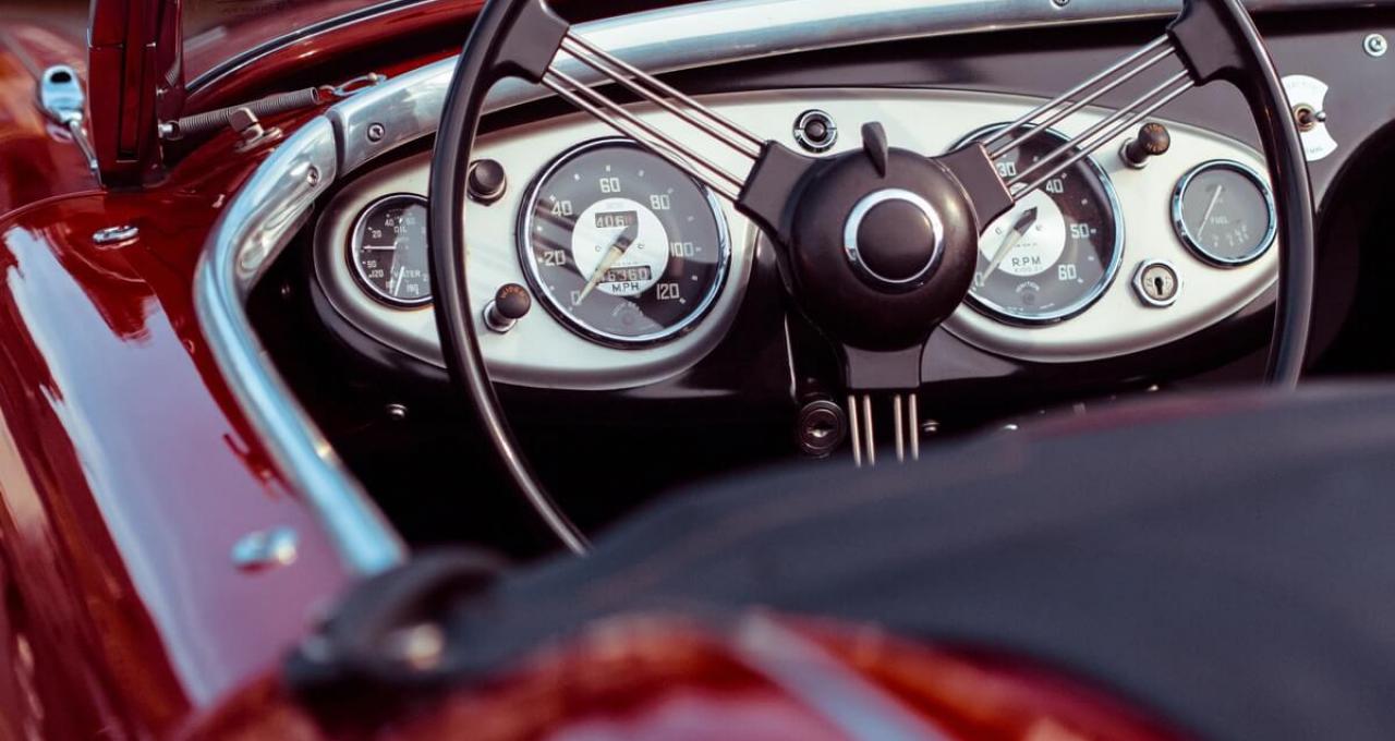 Oldtimer-Lenkrad 1 Dieses Foto zeigt das Lenkrad eines Oldtimers.