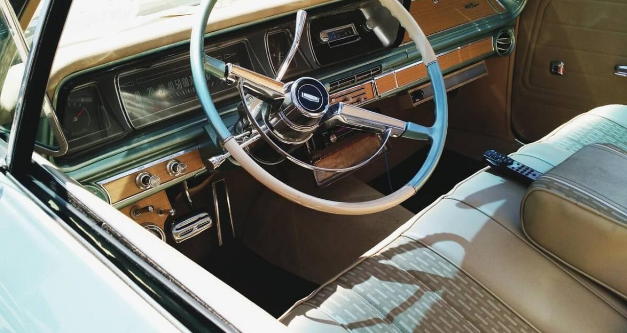 Oldtimer-Lenkrad 2 Dieses Foto zeigt das Lenkrad eines Oldtimers.