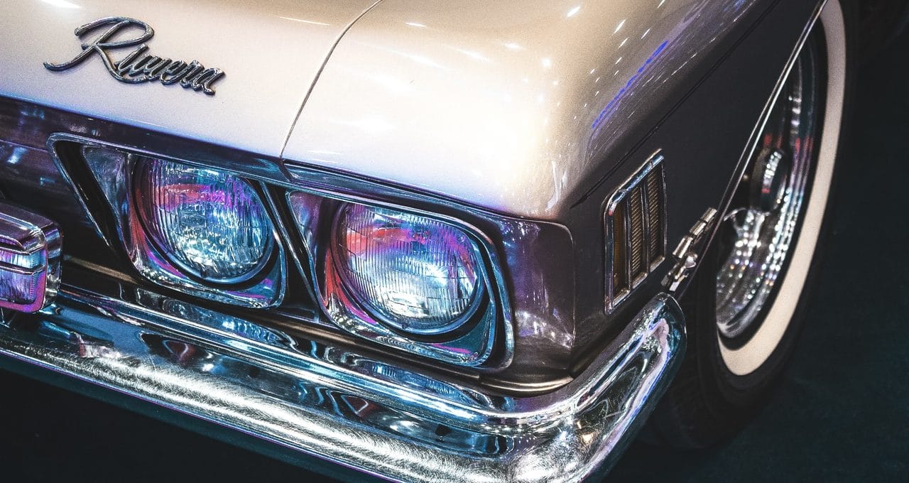 Oldtimer-Markenschriftzug 3 Dieses Foto zeigt den Markenschriftzug eines Oldtimers.