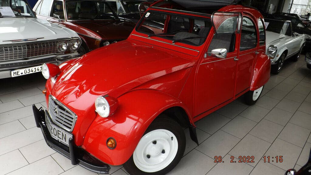 Dieses Foto zeigt den Citroën 2 CV, einen Oldtimer aus dem Jahr 1987, der aktuell bei My Next Classic zum Verkauf angeboten wird. Diese kultige Ente mit Zweizylinder Viertakt-Boxermotor, Revolverschaltung ist 68.000 km gefahren, neigt sich schon bei moderater Geschwindigkeit abenteuerlich, ist jedoch quasi nicht umzukippen.