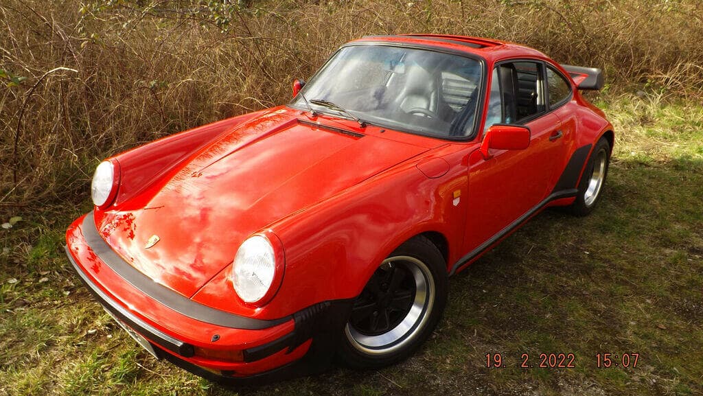 Dieses Foto zeigt den Porsche 911 Turbo 3.3, einen Oldtimer aus dem Jahr 1985, der aktuell bei My Next Classic zum Verkauf angeboten wird. Ein aktuelles Wertgutachten bescheinigt dem Porsche einen Wert i.H.v. 125.000 km und die Zustandsnote 2+. Der Oldtimer wurde bislang 92.294 km gefahren und verfügt über eine vielfältige Sonderausstattung.