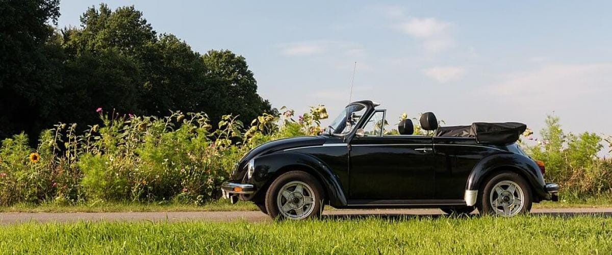 VW Käfer Cabrio Dieses Foto zeigt ein VW Käfer Oldtimer Cabrio. VW Käfer gehören zu den beliebtesten Oldtimer Cabrios.