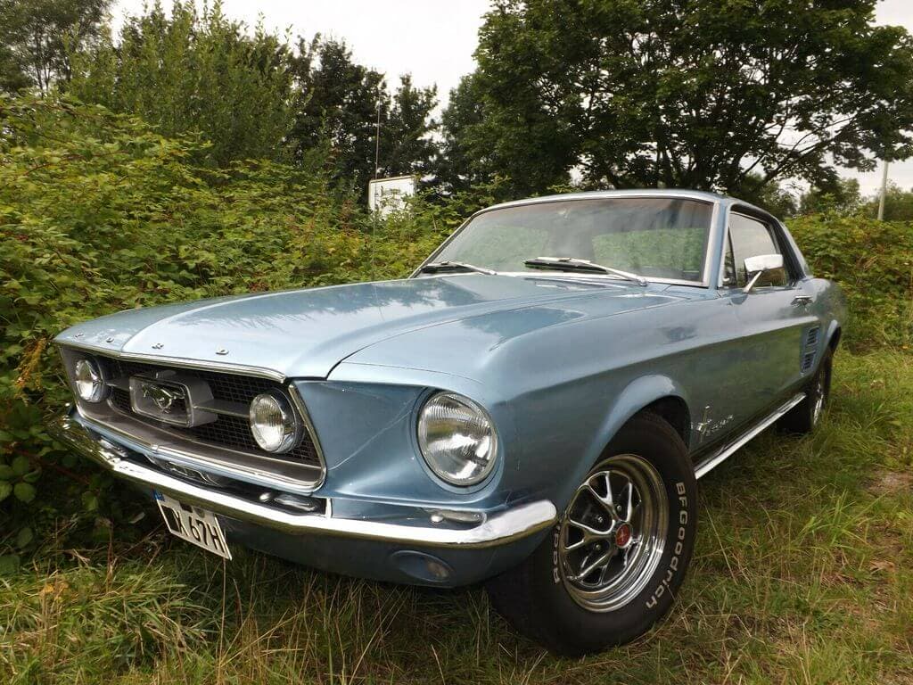 Dieses Foto zeigt den Ford Mustang, einen Oldtimer aus dem Jahr 1967, der aktuell bei My Next Classic zum Verkauf angeboten wird. Dieser Ford Mustang der ersten Serie zählt zu den Klassikern unter den Oldtimern und ist bei Oldtimer-Enthusiasten nach wie vor heiß begehrt. Hier wurde ein kleines, leichtes Auto mit einem starken V8-Motor zu einem sportlichen 4-Sitzer kombiniert. Optisch wunderschön sind die klassisch-sportlichen Proportionen mit langer Schnauze und kurzem Heck – bekannt unter der Bezeichnung „Pony-Car“. Ein Traumauto, dass jedes Oldtimerherz höherschlagen lässt!