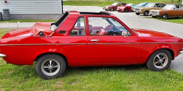 Opel Kadett Aero-seitlich Dieses Foto zeigt den Hidden Classic Opel Kadett Aero in rot von der Seite.