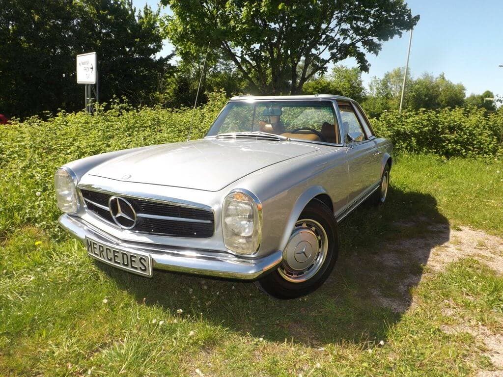 Dieses Foto zeigt die Mercedes-Benz 280 SL Pagode, einen Oldtimer aus dem Jahr 1971, der aktuell bei My Next Classic zum Verkauf angeboten wird. Die Pagode befindet sich in einem ausgezeichneten Zustand und wurde nur 8.772 km gefahren. Hier können Sie Ihre Leidenschaft für Oldtimer mit einer wertstabilen Investition kombinieren.