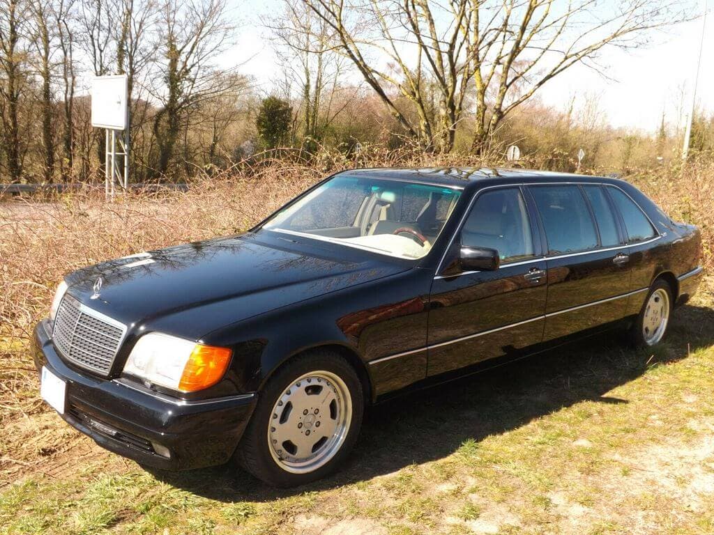 Dieses Foto zeigt den Mercedes-Benz S600, einen Oldtimer aus dem Jahr 1992, der aktuell bei My Next Classic zum Verkauf angeboten wird. Es handelt sich um ein Einzelstück, welches bei der Firma „Carat by Duchatelet“ in Belgien für den ersten Besitzer verlängert und exklusiv ausgestattet, so dass er jetzt über eine riesige Bringreiheit, 2 weitere Notsitze und eine aufgewertete Unterhaltungselektronik verfügt.
