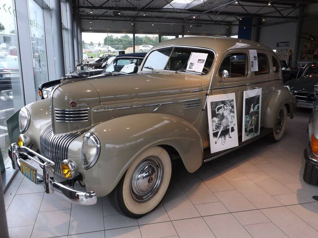 Dieses Foto zeigt den Chrysler New Yorker Four-Door Sedan im Airstream-Design, einen Oldtimer aus dem Jahr 1939, der aktuell bei My Next Classic zum Verkauf angeboten wird. Das Fahrzeug mit Original-Lackierung und der vom Verkäufer beschriebenen Sonderausstattung ist extrem selten. Noch seltener ist eine so spannende Historie, deren Schmankerl die prominente Vorbesitzerin Dita von Teese ist. Ein absolutes Liebhaberfahrzeug!