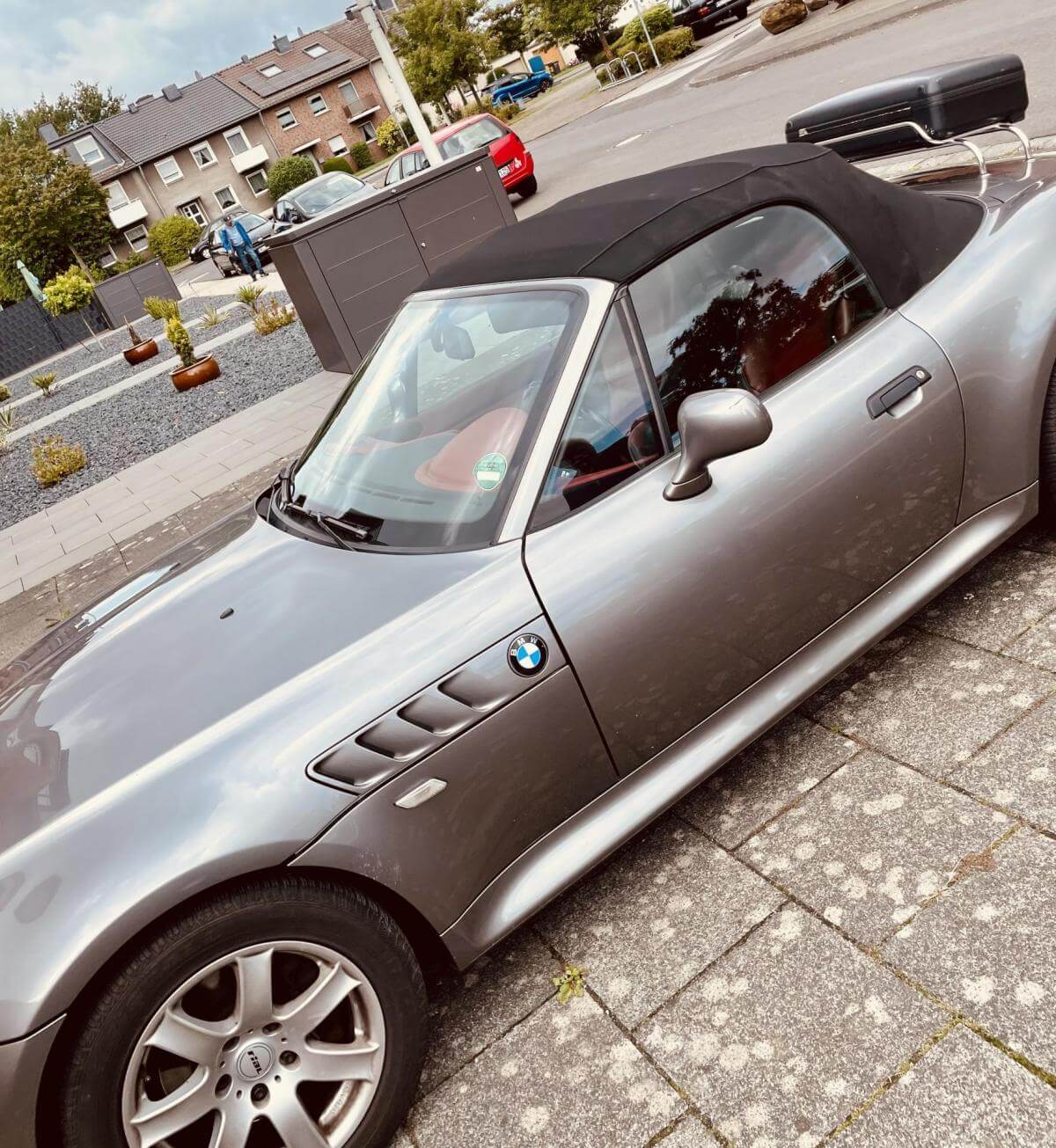 Dieses Foto zeigt den BMW Z3 Roadster, einen Youngtimer aus dem Jahr 2001, der aktuell bei My Next Classic zum Verkauf angeboten wird. Der Z3 befindet sich in einem guten Zustand und bietet einige feine Extras. Er wurde als Zweitwagen nur im Sommer gefahren und stand in der Garage. Bieten Sie jetzt mit!