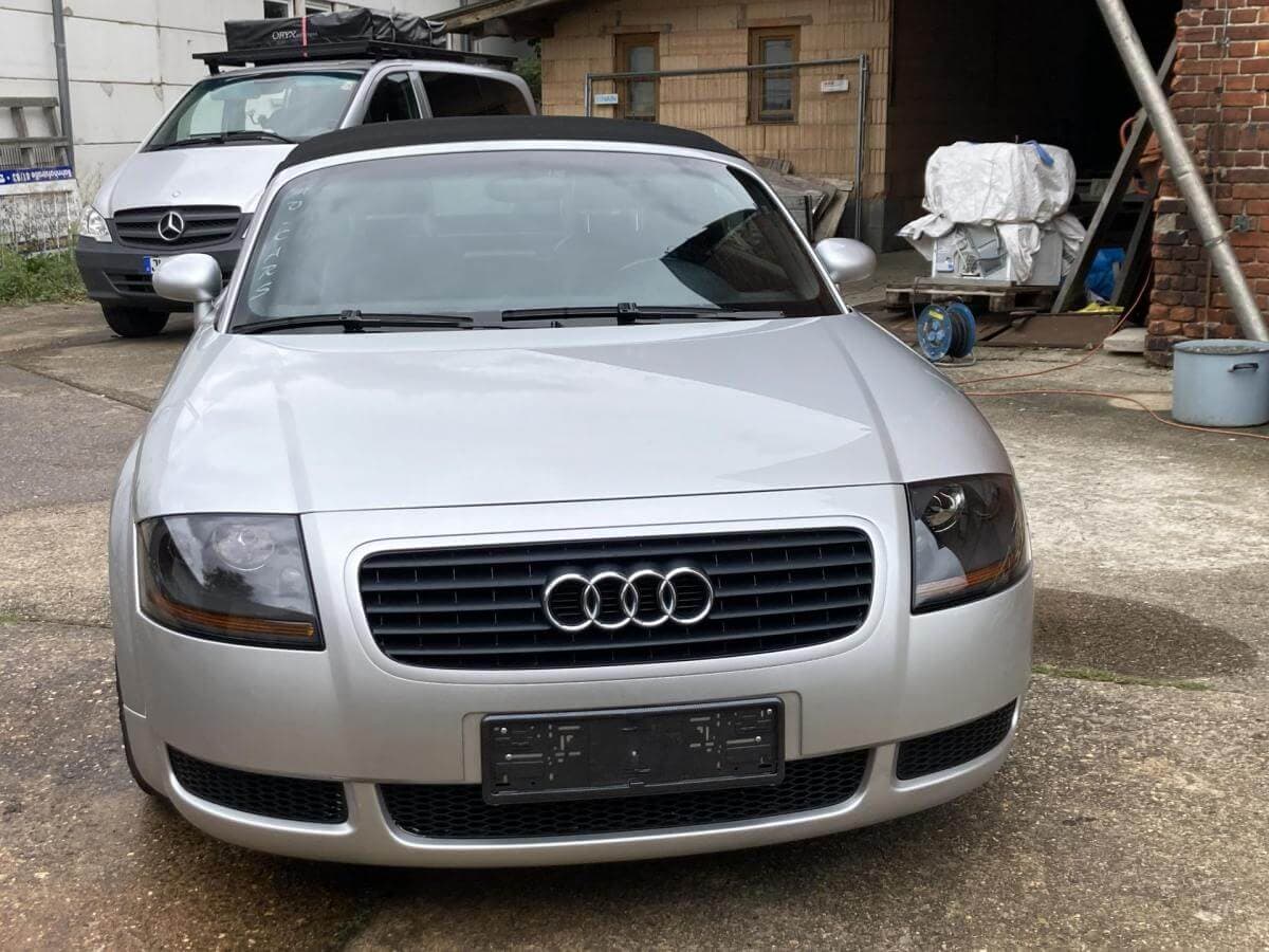 Dieses Foto zeigt den Audi TT Roadster, einen Youngtimer von 2000. Es handelt sich um ein sehr gepflegtes Expemplar, dass einige Extras zu bieten hat. Der TT ist kompakt und sportlich. Bieten Sie jetzt mit!