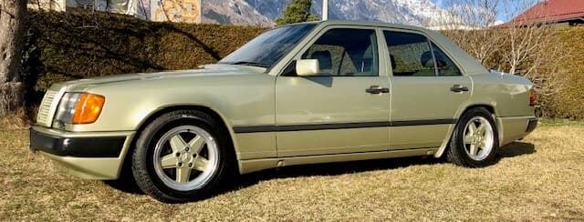 Dieses Foto zeigt den Mercedes-Benz E300, einen Oldtimer von 1985. Es handelt sich um einen Klassiker in einem sehr guten Zustand, der nur einen Vorbesitzer aufweist und viele Extras zu bieten hat. Unter der Haube verbirgt sich ein kraftvoller 6-Zylinder-Motor. Bieten Sie jetzt mit!