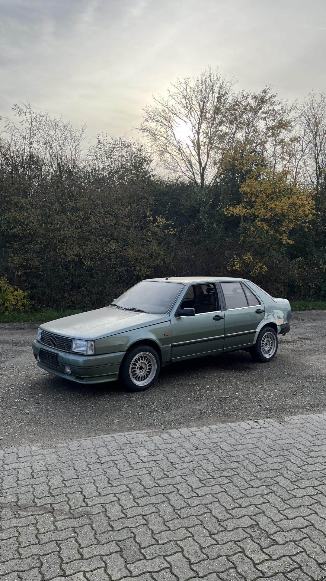 Dieses Foto zeigt den Fiat Croma Turbo , einen Oldtimer aus dem Jahr 1987. Starte jetzt Dein Restaurationsprojekt! Dies ist Deine Chance günstig an einen Klassiker zu gelangen. Das Fahrzeug besitzt einen leistungsstarken Turbomotor, 150 PS und ein geräumiges Interieur. Biete jetzt mit!