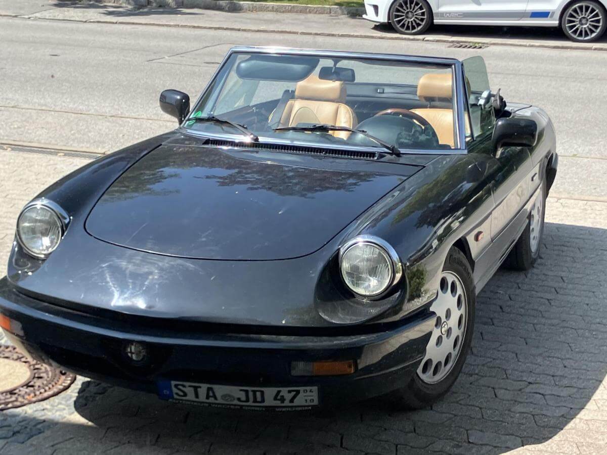 Dieses Foto zeigt den Alfa Romeo Spider, einen Oldtimer aus dem Jahr 1992. Das Fahrzeug ist einem top Zustand und aus 1. Hand. Es hat TÜV bis 2026 und wurde ausschließlich im Sommer genutzt (Garagenfahrzeug). Wir lieben die Kombi Schwarz und die helle Volllederausstattung im Innenraum mit dem wunderschönen Holzlenkrad. Biete jetzt mit und ersteigere diesen wunderschönen Oldtimer!