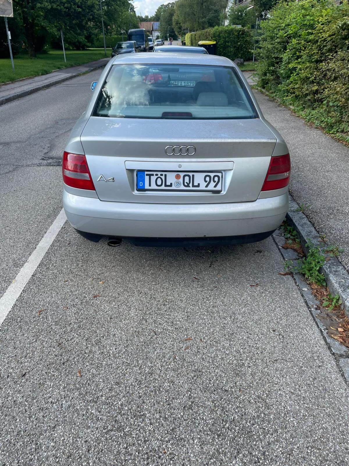 Dieses Foto zeigt den Audi A4, einen Youngtimer von 1999. Das Fahrzeug sorgt für Fahrspaß und steht für eine hochwertige Verarbeitung und eine zuverlässige Technik. Dieser Audi hat das Potenzial zu einem Klassiker zu reifen. Biete jetzt mit!