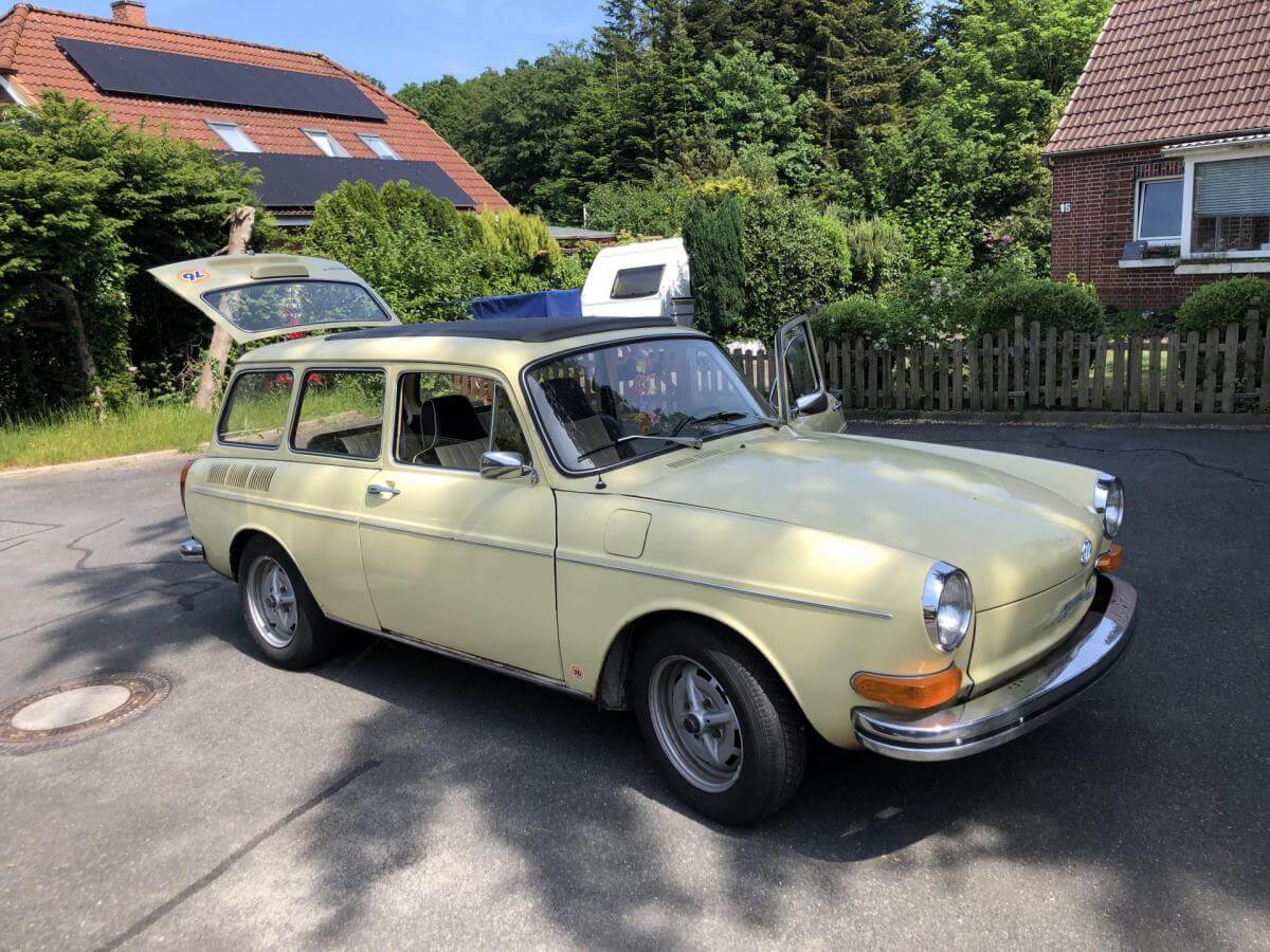 Dieses Foto zeigt den Volkswagen 1600 Variant Typ 3, einen Oldtimer von 1971. Das Fahrzeug bietet Kunstledersitze innen und ein großes Faltdach. Die Erstzulassung war in Schweden. Die verbauten Aluinnenkotflügen schützen gegen Rost. Der Motor läuft teilweise heiß, hier sind Arbeiten notwendig. Günstige Gelegenheit für Bastler! Biete jetzt mit!