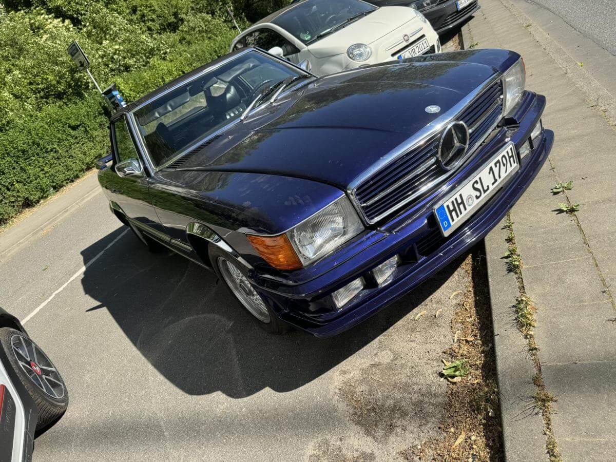 Dieses Foto zeigt einen Mercedes-Benz SL 350, einen Oldtimer aus dem Jahr 1971. Das Fahrzeug ist in einem gepflegten Zustand und sofort fahrbereit. Es wurden nur ca. 15.000 R107 je produziert, was das Fahrzeug sehr selten macht. Es hat ein H-Kennzeichen und ist definitiv ein Liebhaber Fahrzeug! Bieten Sie jetzt mit!
