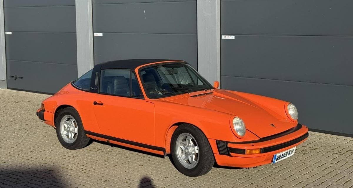 Dieses Foto zeigt den Porsche 911 Targa Coupé, einen Oldtimer von 1975 der gerade bei My Next Classic auktioniert wird. Das Fahrzeug ist in der kultigen Farbe Orange/Schwarz, hat 150 PS und ist erst 68327 Km gelaufen. Das Fahrzeug ist in einem top Zustand (Gutachten Note 2) und bietet einige Extras. Bieten Sie jetzt mit!