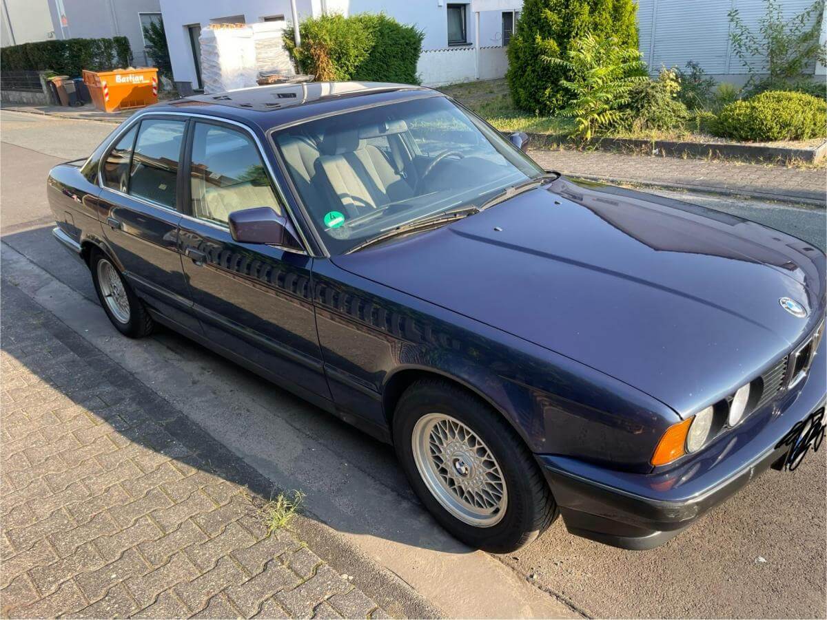 Dieses Foto zeigt den BMW 520i, einen Oldtimer aus dem Jahr 1988. Das Fahrzeug steht in der Garage und besitzt ein Wertgutachten der Note 3 (technisch 2, optisch 3). Es handelt sind um einen E34 - einen BMW aus der legendären 5er-Reihe. Das Fahrzeug ist 8fach bereift und besitzt Sommerfelgen aus den 80er Jahren. Bieten Sie jetzt mit!