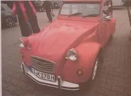 Dieses Foto zeigt den Citroen 2CV/6, einen Oldtimer von 1989. Das Fahrzeug ist im Original Zustand und besitzt ein Wertgutachten mit der Note 3. Es hat ein H-Kennzeichen und TÜV und besitzt ein Rollverdeck. Bieten Sie jetzt mit!