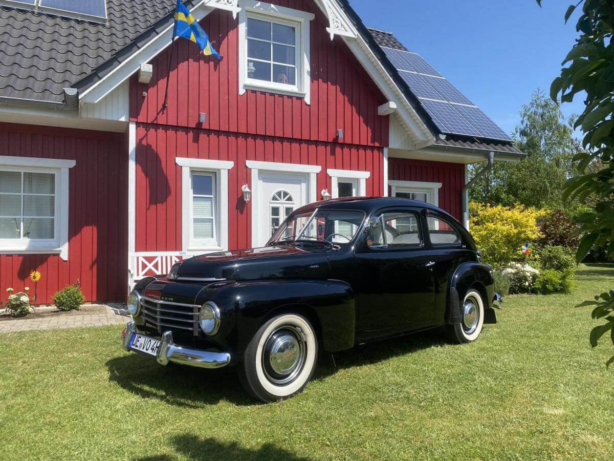 Dieses Foto zeigt den Volvo PV 444 H, einen Oldtimer aus dem Jahr 1954. Das Fahrzeug ist in einem top Zustand! Ein Gutachten mit der Note 2+ liegt vor! Es ist frisch gewartet und verfügt über einen Austauschmotor aus Göteburg (sehr langlebig!). Der neue Dachhimmel und die getrennte Windschutzscheibe sind ein wunderschöner Blickfang. Bieten Sie jetzt mit und ersteigern diesen traumhaften Oldtimer!