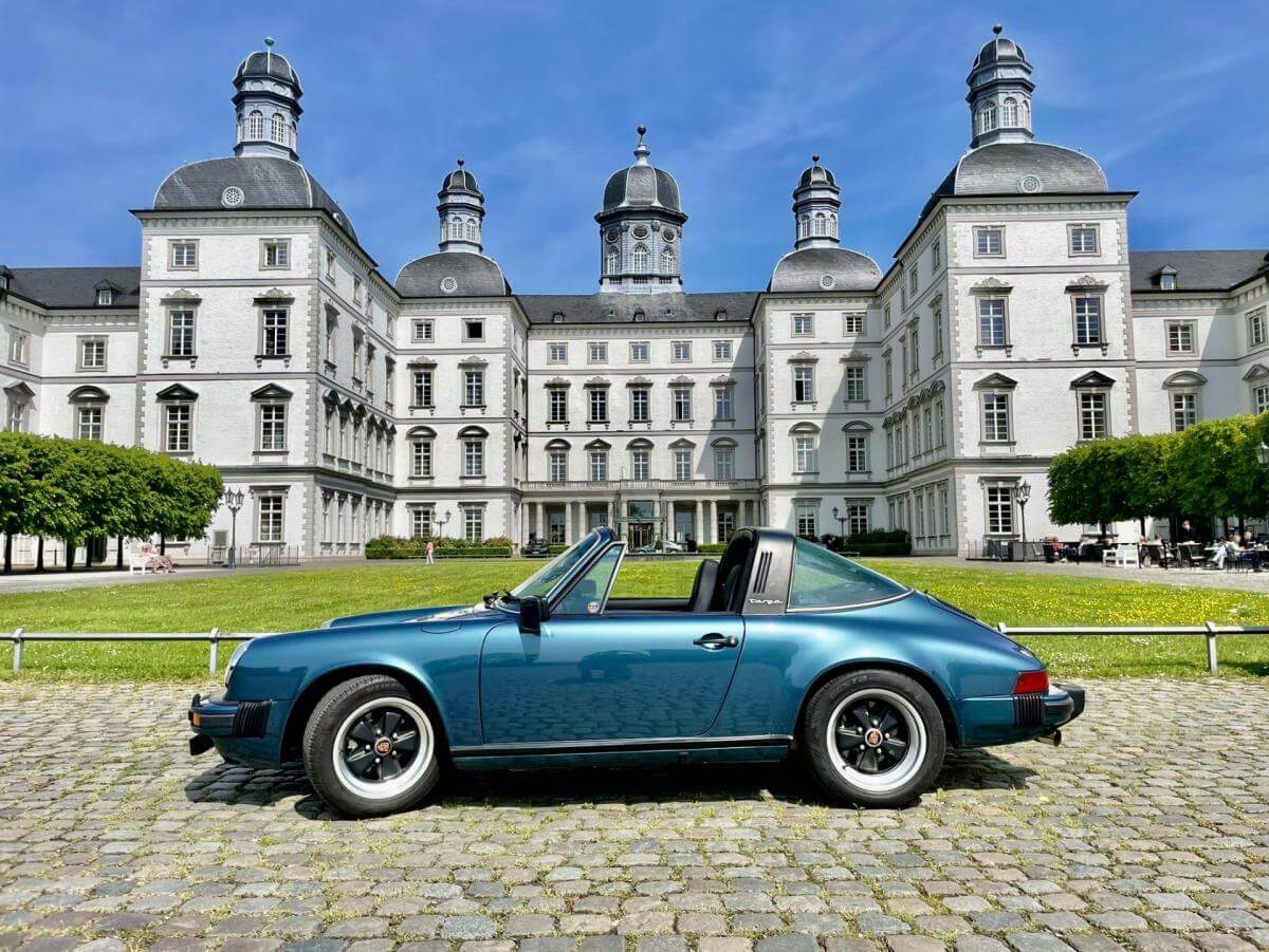 Dieses Foto zeigt den Porsche Targa 3.0 SC, einen Oldtimer von 1977. Das Fahrzeug ist in einem top Zustand und verfügt über ein Wertgutachten der Note 2+. Es wurde gut dokumentiert und komplett neu aufgebaut. Es ist der Farbe Petrol-Blau und Innen mit schwarzen Alcantara Leder versehen. Es werden viele weitere Extras geboten, die das Fahrzeug aufwerten. Bieten Sie jetzt mit und ersteigern diesen wunderschönen Klassiker!