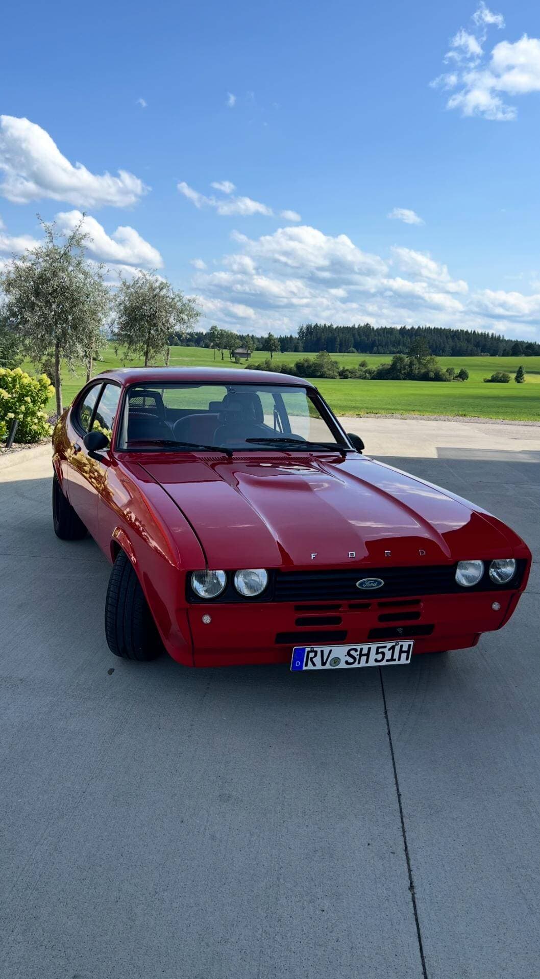 Dieses Foto zeigt den Ford Capri, einen Oldtimer aus dem Jahr 1980. Das Fahrzeug ist in einem top Zustand und sehr gepflegt. Es hat neuen TÜV und wirkt in der Farbkombi Rot/Schwarz sehr edel. Bieten Sie jetzt mit!