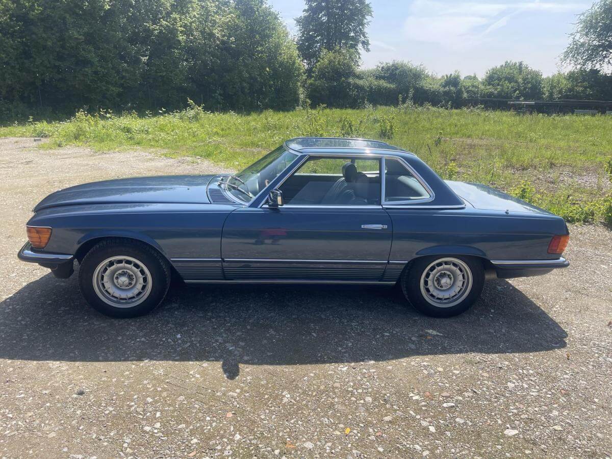 Dieses Foto zeigt den Mercedes-Benz 280 SL, einen Oldtimer aus dem Jahr 1984. Das Fahrzeug ist in einem top Zustand und wurde bereits restauriert. Es verfügt über sehr viele Extras. Das Hardtop ist in Wagenfarbe. Es besitzt ein H-Kennzeichen und wurde liebevoll gepflegt und dokumentiert. Ein Gutachten der Note 2 liegt vor. Bieten Sie jetzt mit!