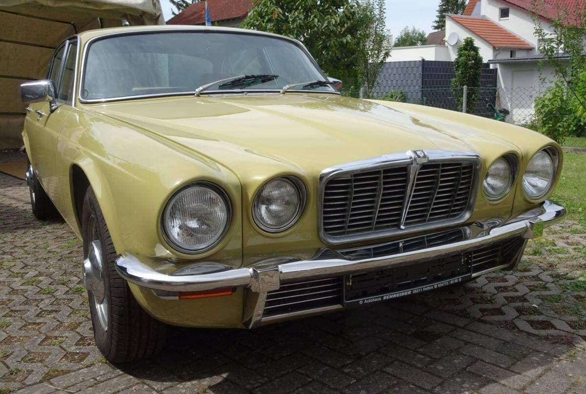 Dieses Foto zeigt den Jaguar XJ6 3.4, einen Oldtimer von 1977. Das Fahrzeug ist aufwendig restauriert und verfügt über Schweizer Papiere (verzollt). Es verfügt über einen manuellen Choke und es wurden schon einige Erneuerungen vorgenommen. Das Fahrzeug ist in einem milden Gelb und passend dazu beige Ledersitze. Biete jetzt mit!